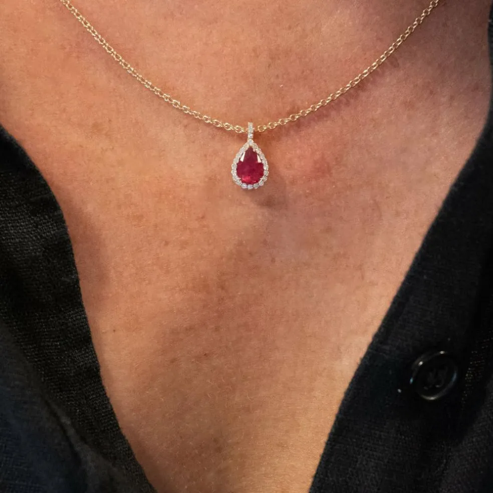 Pendentif sur chaîne Or Jaune Rubis Diamants