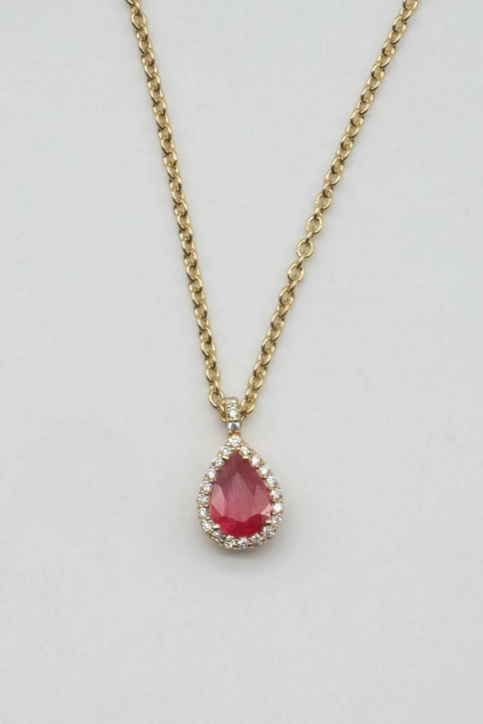 Pendentif sur chaîne Or Jaune Rubis Diamants