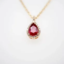 Pendentif sur chaîne Or Jaune Rubis Diamants