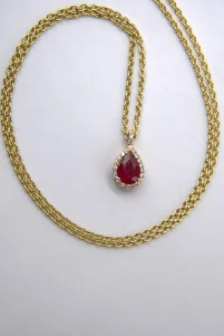 Pendentif sur chaîne Or Jaune Rubis Diamants