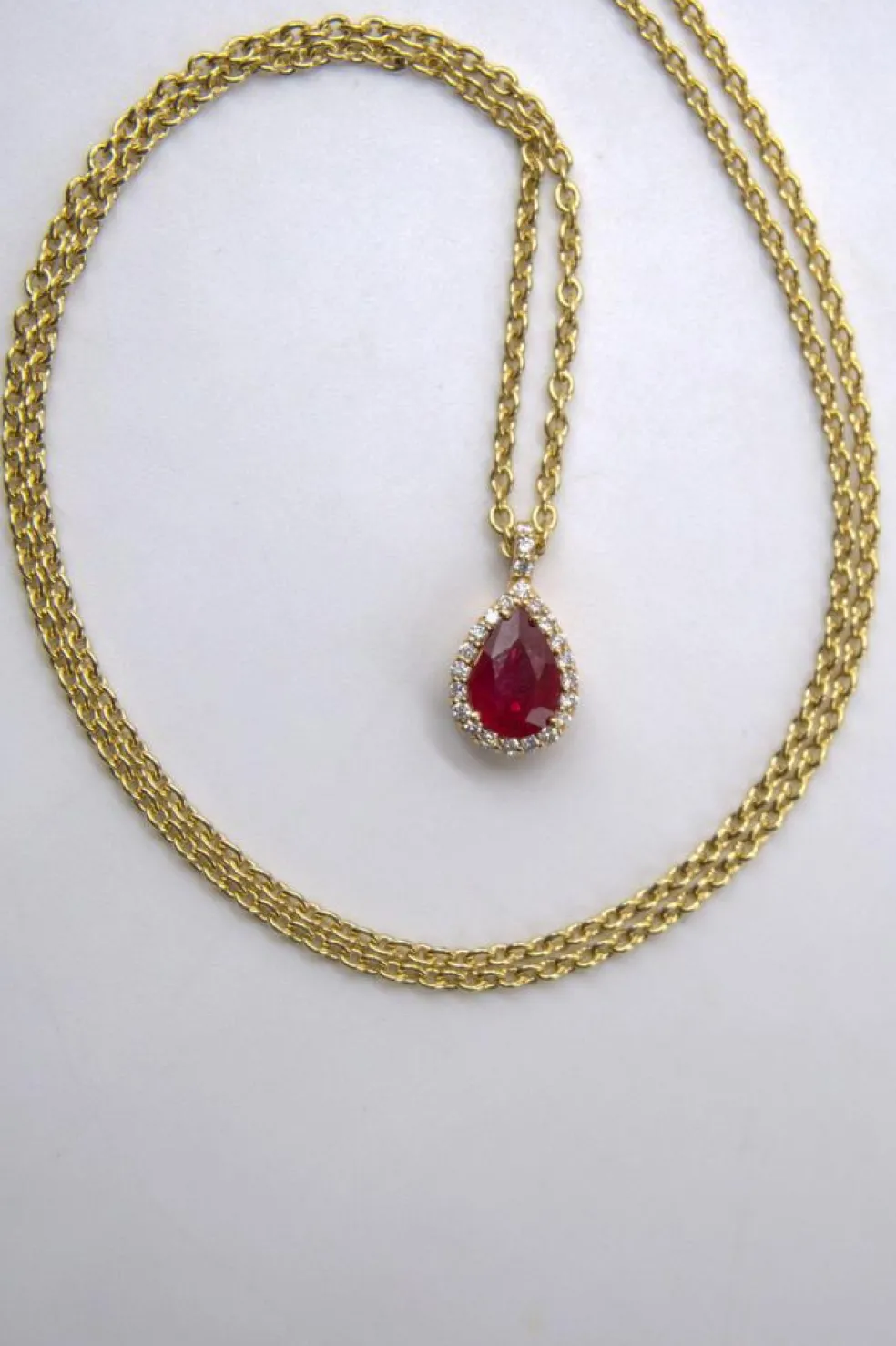 Pendentif sur chaîne Or Jaune Rubis Diamants