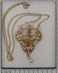 Pendentif victorien avec diamants fantaisie rares
