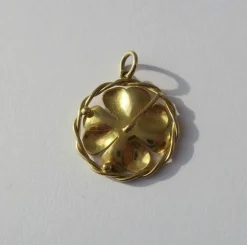 Pendentif vintage chance trèfle