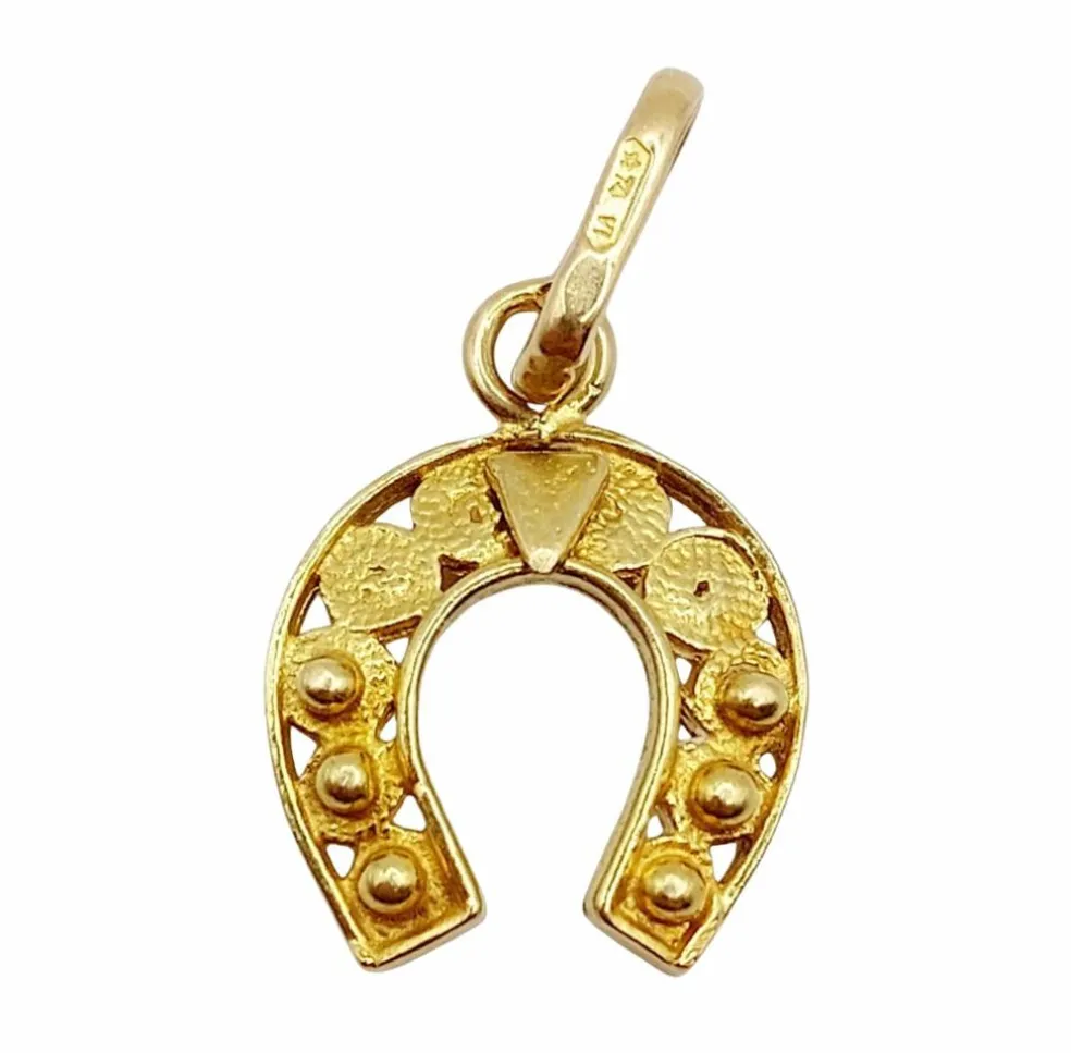 Pendentif vintage or jaune représentant un fer à cheval finement décoré