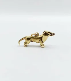 Pendentif vintage or jaune 18k représentant un chien de race teckel