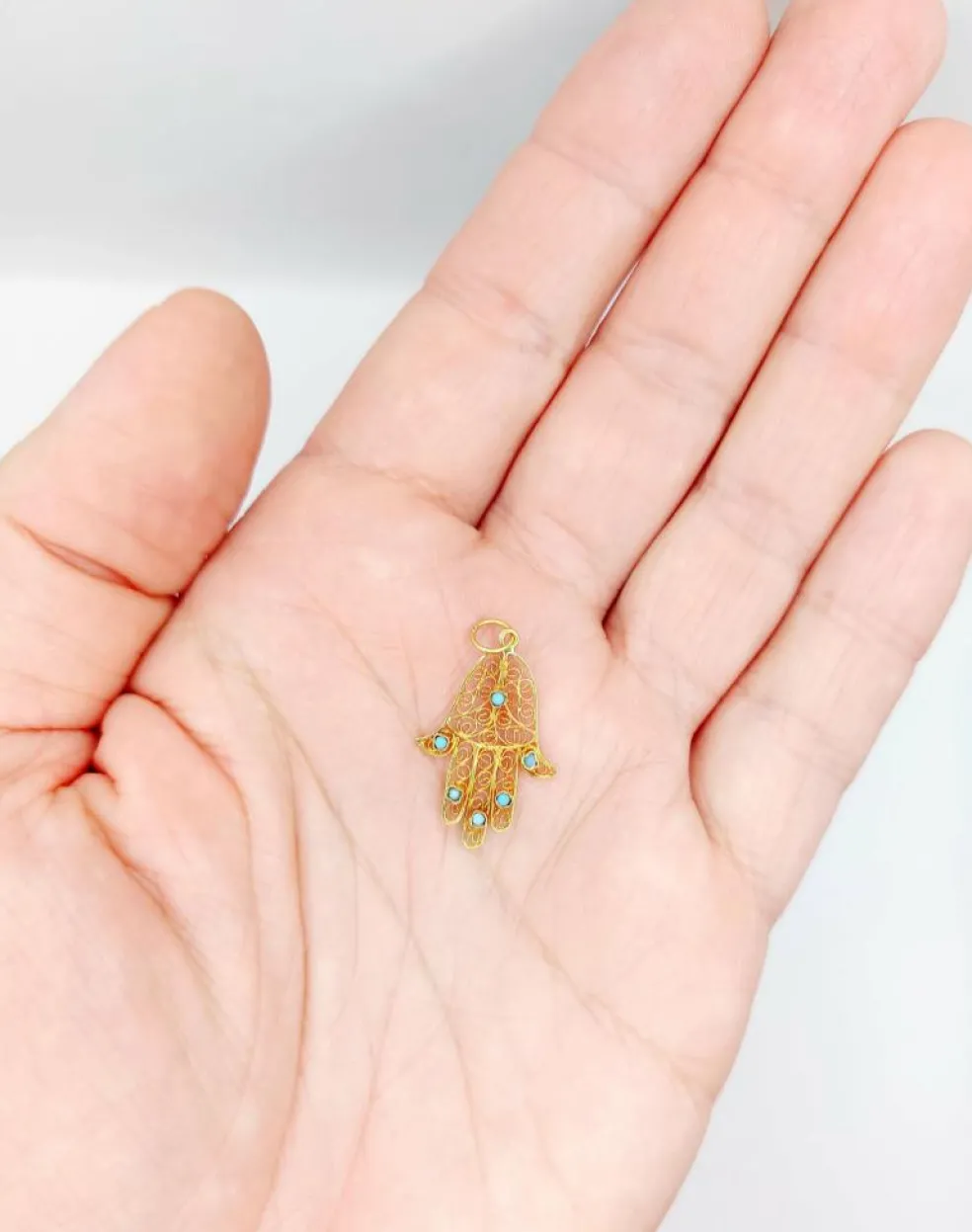 Pendentif vintage or jaune Main de fatma orné de turquoises (circa 1950)