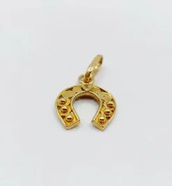 Pendentif vintage or jaune représentant un fer à cheval finement décoré