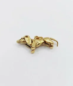 Pendentif vintage or jaune 18k représentant un chien de race teckel
