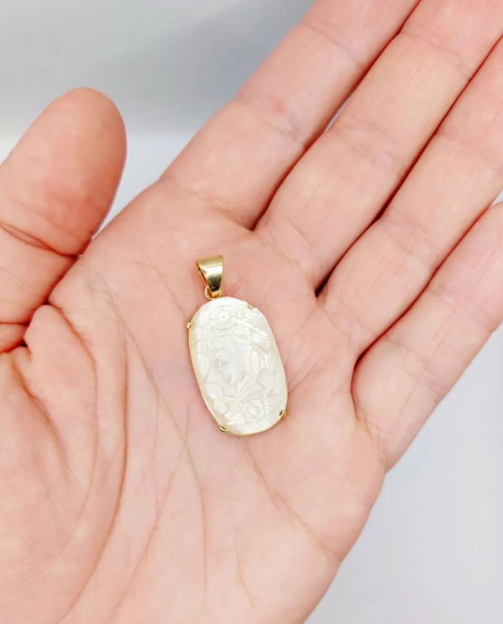 Pendentif vintage or jaune ornée d'une plaque de nacre