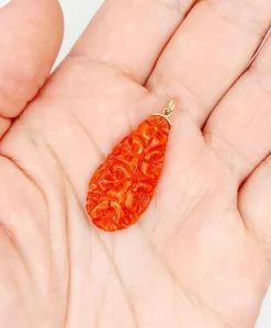 Pendentif vintage or jaune, corail finement ciselée de fleur