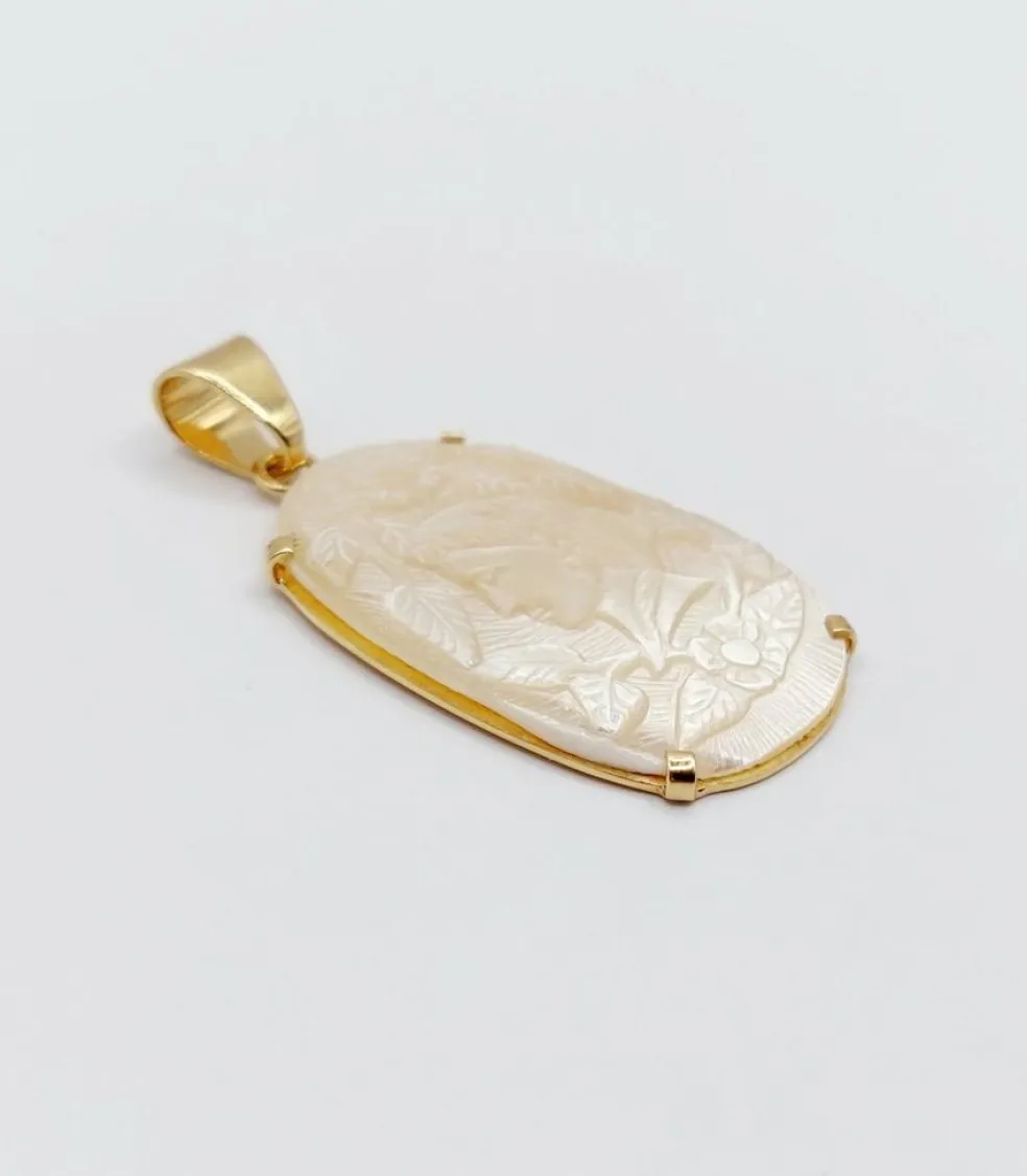 Pendentif vintage or jaune ornée d'une plaque de nacre