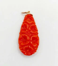 Pendentif vintage or jaune, corail finement ciselée de fleur