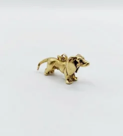 Pendentif vintage or jaune 18k représentant un chien de race teckel