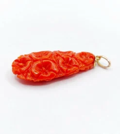 Pendentif vintage or jaune, corail finement ciselée de fleur
