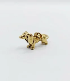 Pendentif vintage or jaune 18k représentant un chien de race teckel