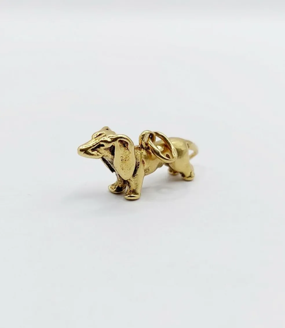 Pendentif vintage or jaune 18k représentant un chien de race teckel