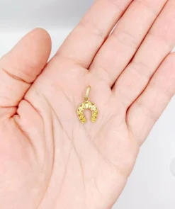 Pendentif vintage or jaune représentant un fer à cheval finement décoré