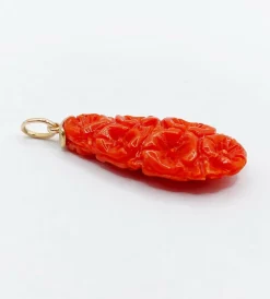 Pendentif vintage or jaune, corail finement ciselée de fleur