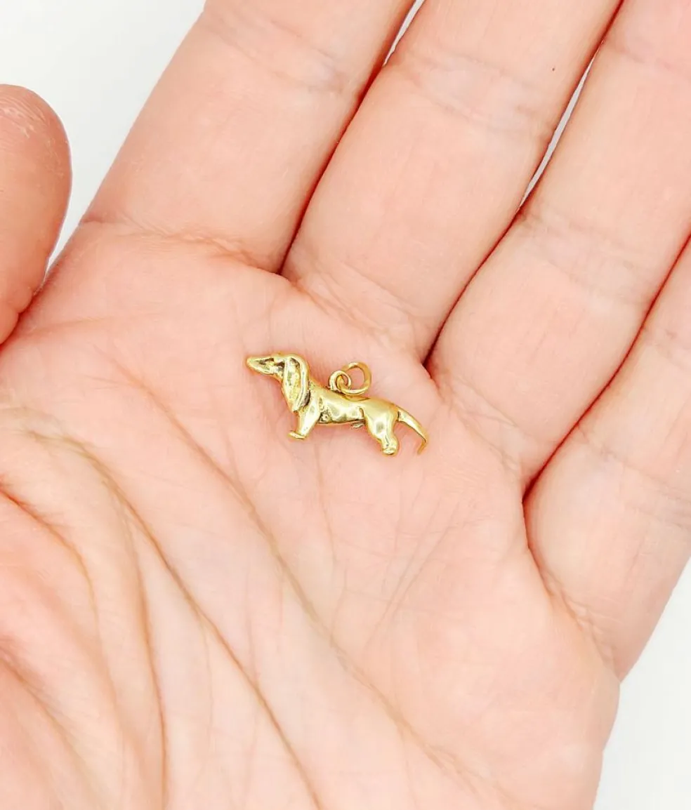 Pendentif vintage or jaune 18k représentant un chien de race teckel