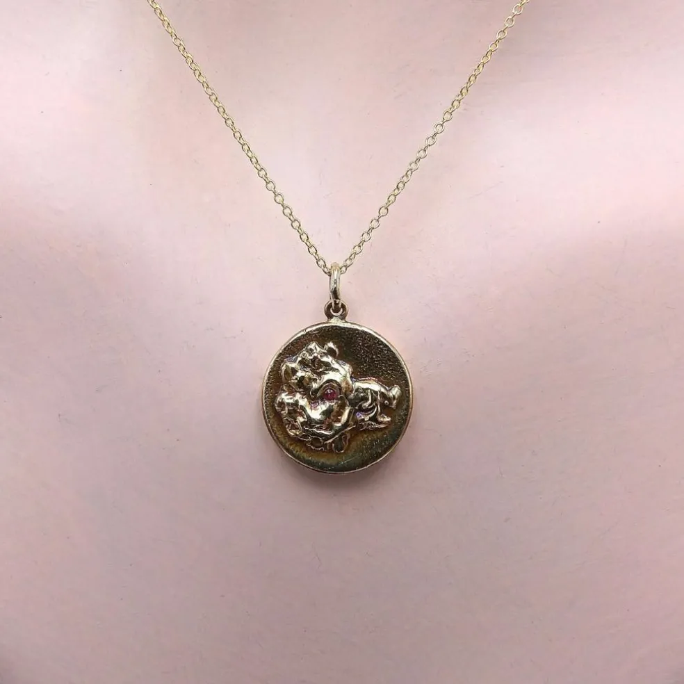 Pendentif-breloque en or 14 carats et rubis d'inspiration victorienne en forme de sanglier