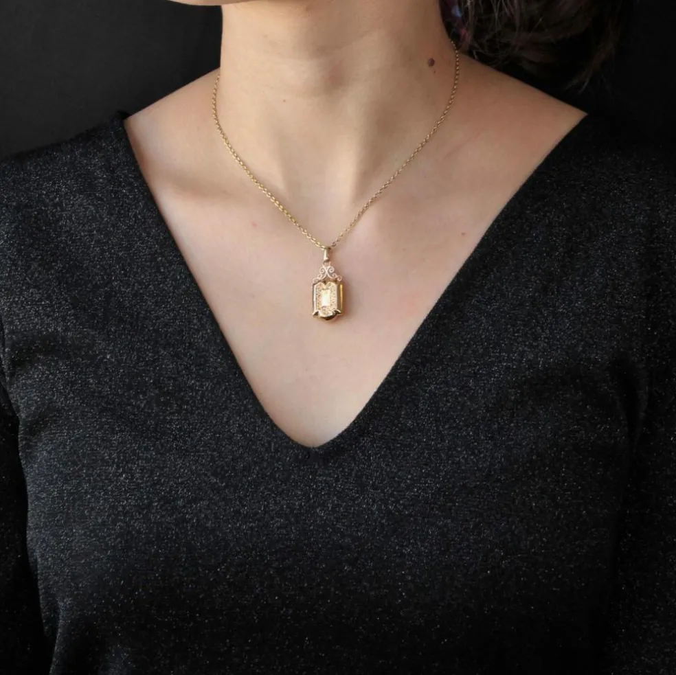Petit médaillon ancien en or rose ciselé
