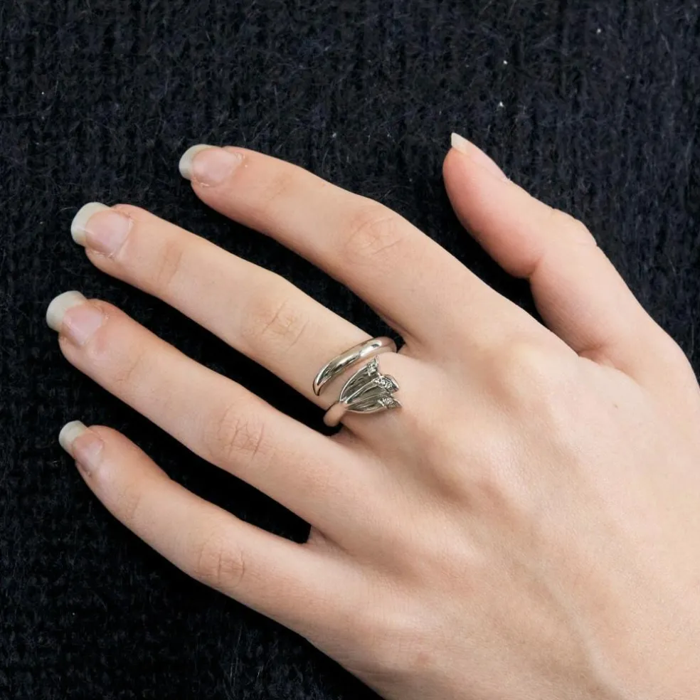 PIAGET - Bague "clochette" en or blanc, platine et diamants