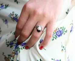 POIRAY - Bague Trèfle Or blanc Perle Blanche