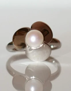 POIRAY - Bague Trèfle Or blanc Perle Blanche
