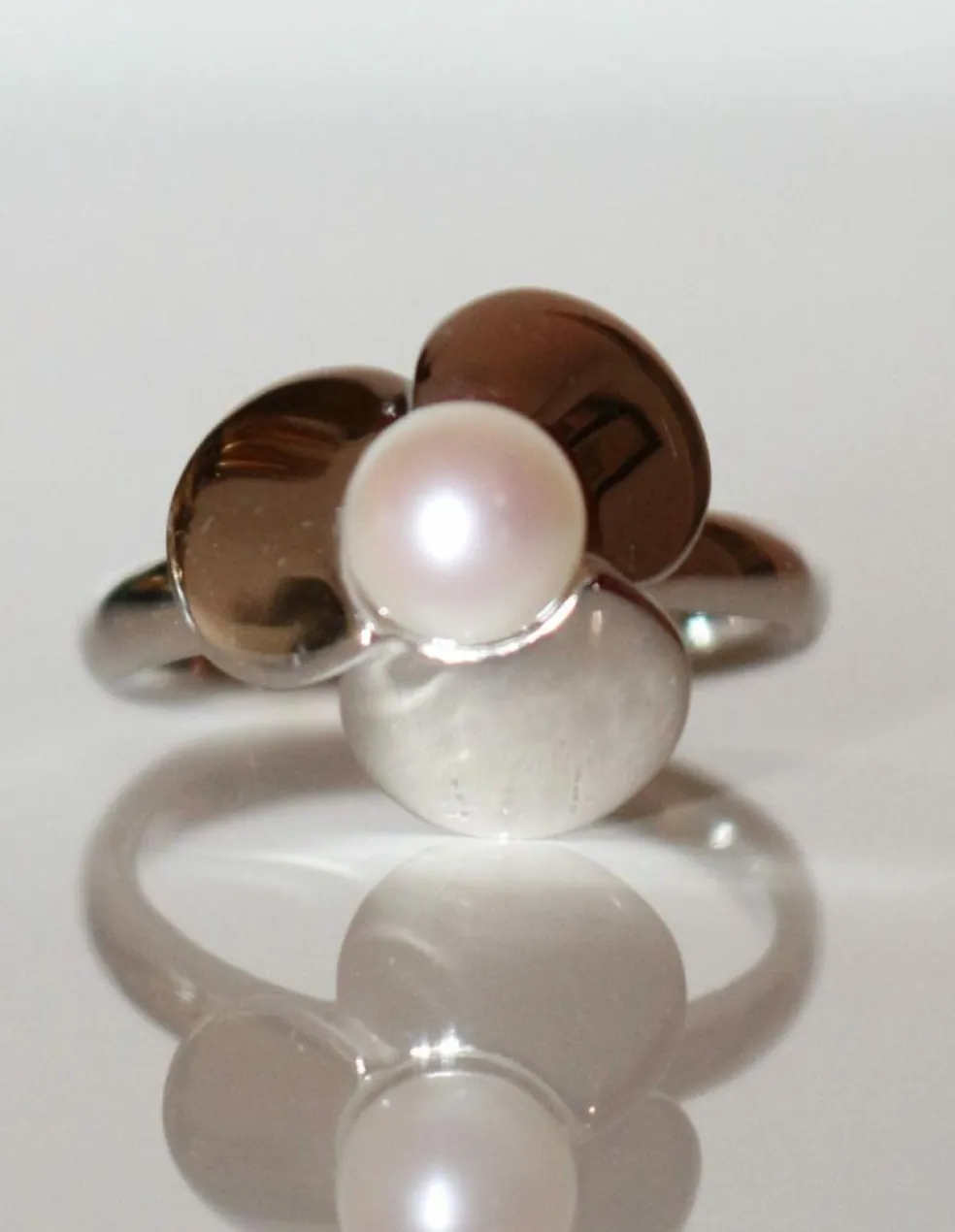 POIRAY - Bague Trèfle Or blanc Perle Blanche