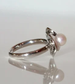 POIRAY - Bague Trèfle Or blanc Perle Blanche