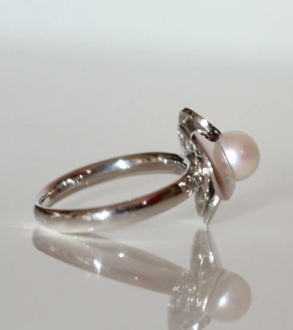 POIRAY - Bague Trèfle Or blanc Perle Blanche
