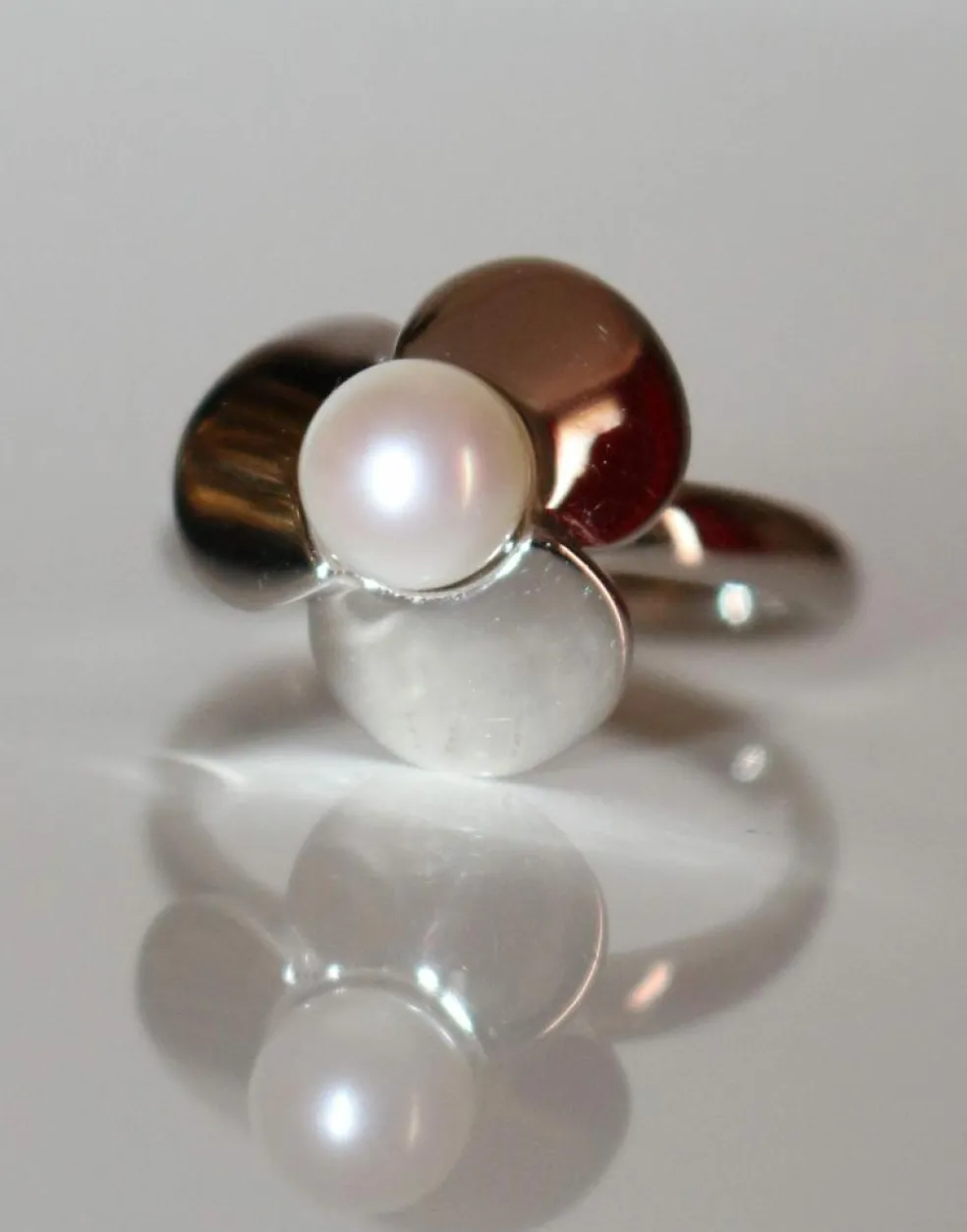 POIRAY - Bague Trèfle Or blanc Perle Blanche
