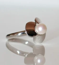 POIRAY - Bague Trèfle Or blanc Perle Blanche