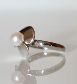 POIRAY - Bague Trèfle Or blanc Perle Blanche