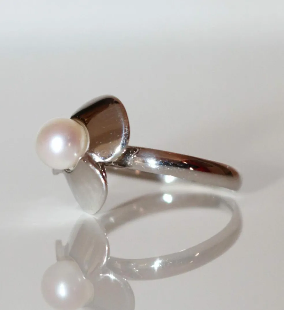 POIRAY - Bague Trèfle Or blanc Perle Blanche