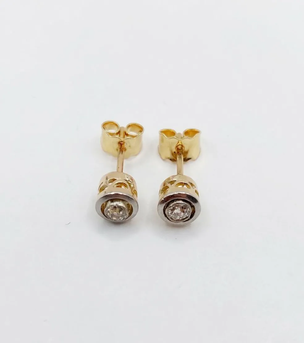 Puces d'oreilles Art Déco or jaune, platine et diamants taille ancienne (circa 1920)