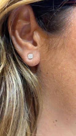Puces d’oreilles en diamants sur or blanc
