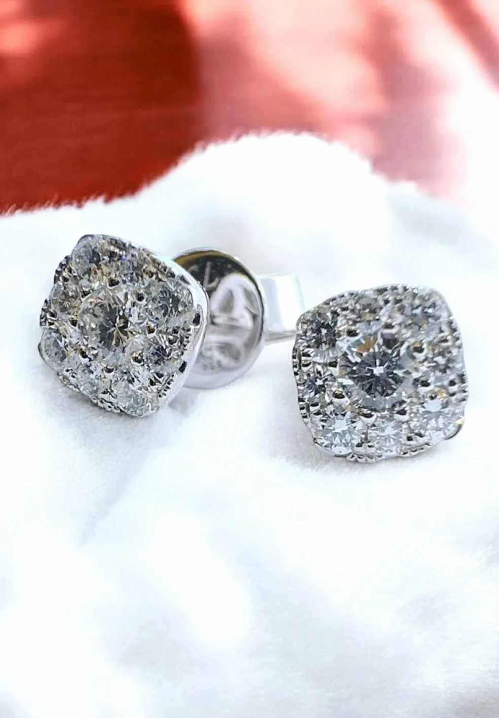 Puces d’oreilles en diamants sur or blanc