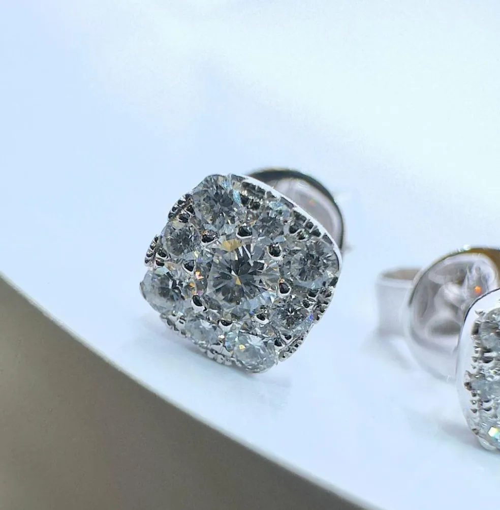 Puces d’oreilles en diamants sur or blanc
