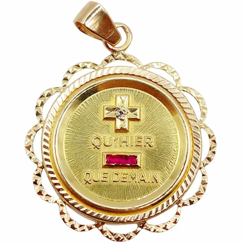 RARE Pendentif AUGIS médaille d'amour 26 mm or rose 18k orné de rubis : "+ qu'hier - que demain" (circa 1970)