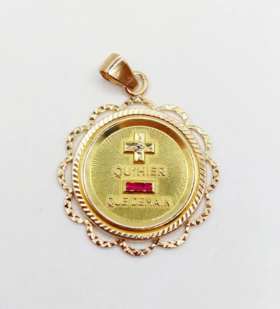 RARE Pendentif AUGIS médaille d'amour 26 mm or rose 18k orné de rubis : "+ qu'hier - que demain" (circa 1970)