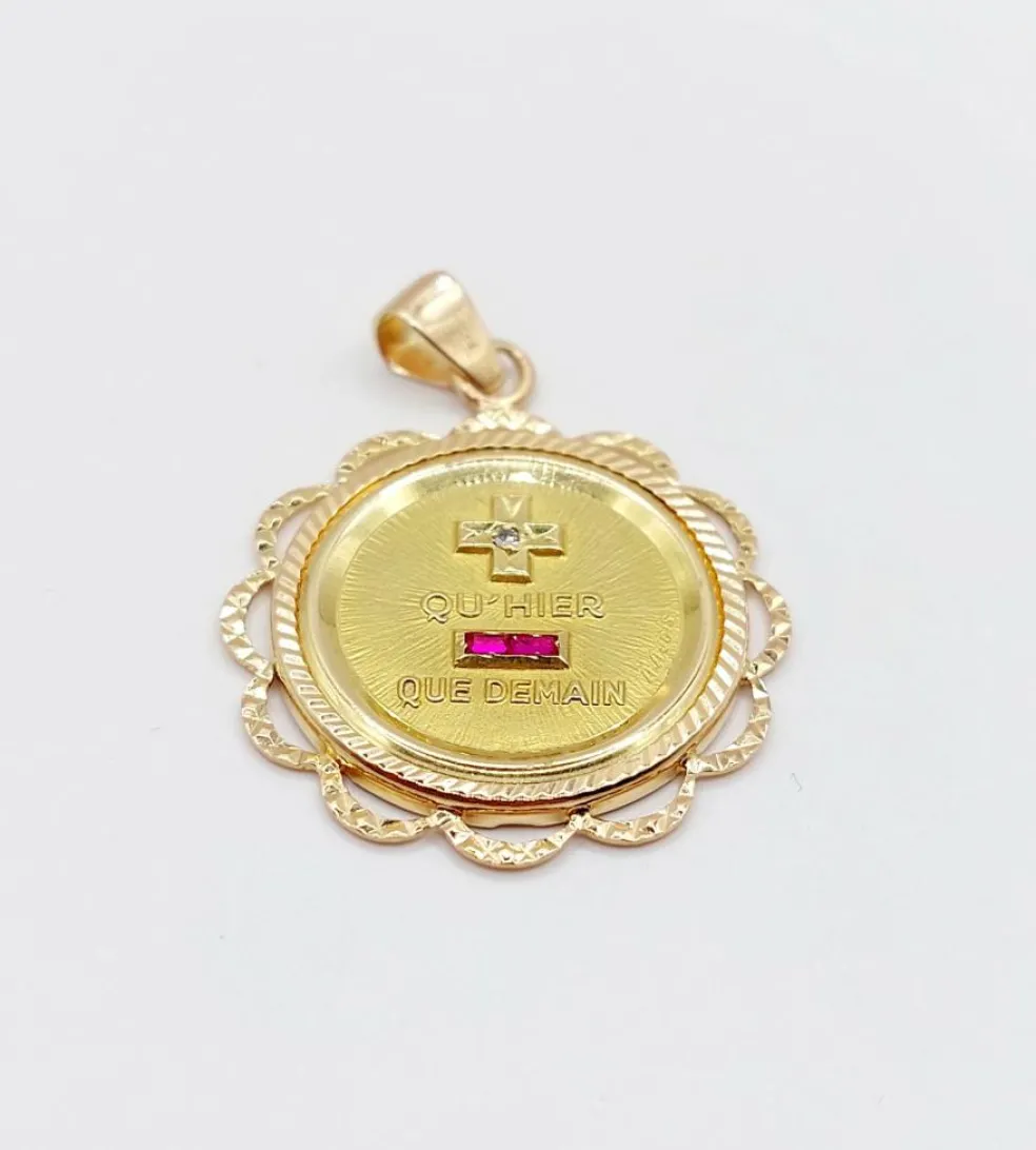 RARE Pendentif AUGIS médaille d'amour 26 mm or rose 18k orné de rubis : "+ qu'hier - que demain" (circa 1970)