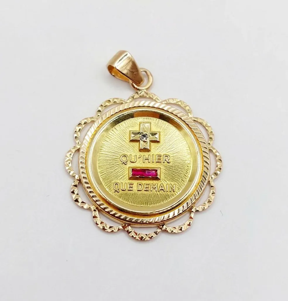 RARE Pendentif AUGIS médaille d'amour 26 mm or rose 18k orné de rubis : "+ qu'hier - que demain" (circa 1970)
