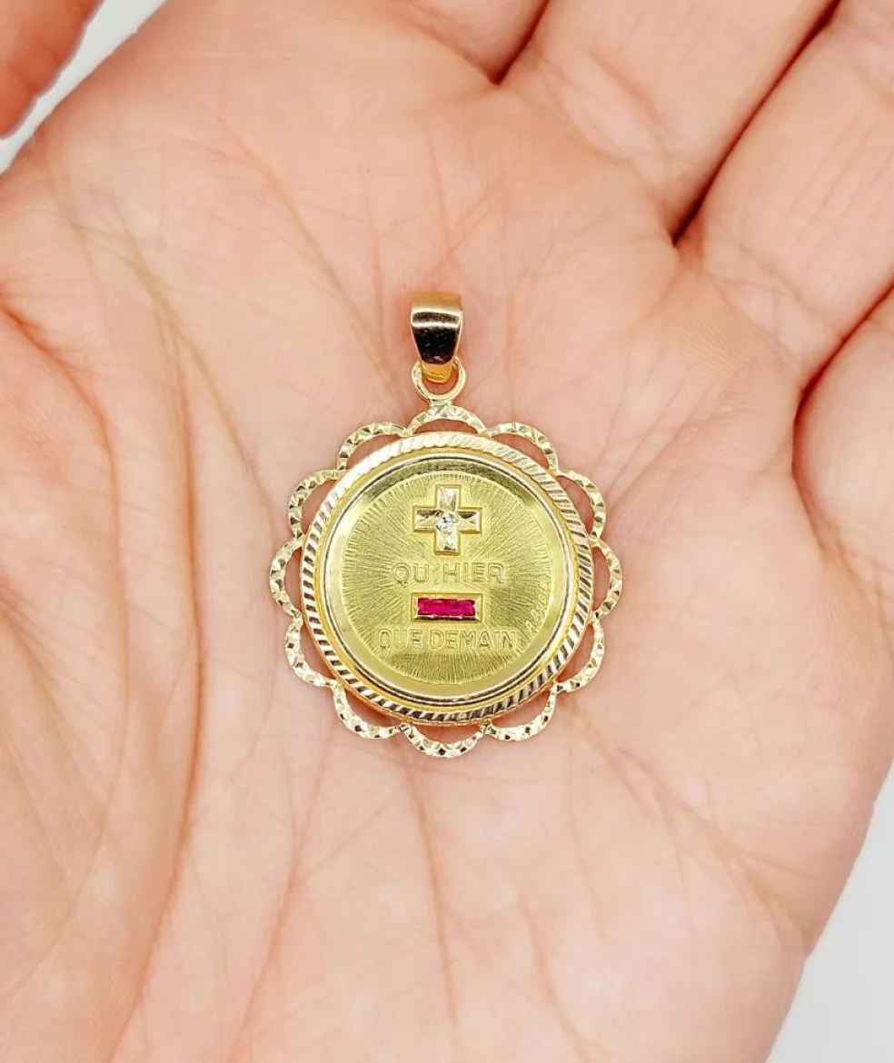 RARE Pendentif AUGIS médaille d'amour 26 mm or rose 18k orné de rubis : "+ qu'hier - que demain" (circa 1970)