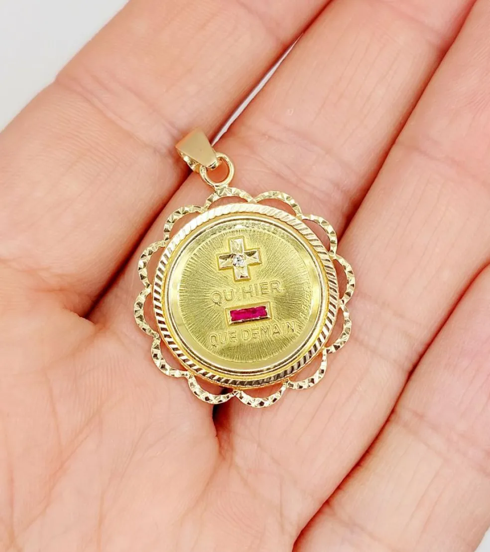 RARE Pendentif AUGIS médaille d'amour 26 mm or rose 18k orné de rubis : "+ qu'hier - que demain" (circa 1970)