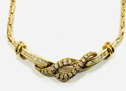 Ravissant collier or jaune et diamants entrelacés.