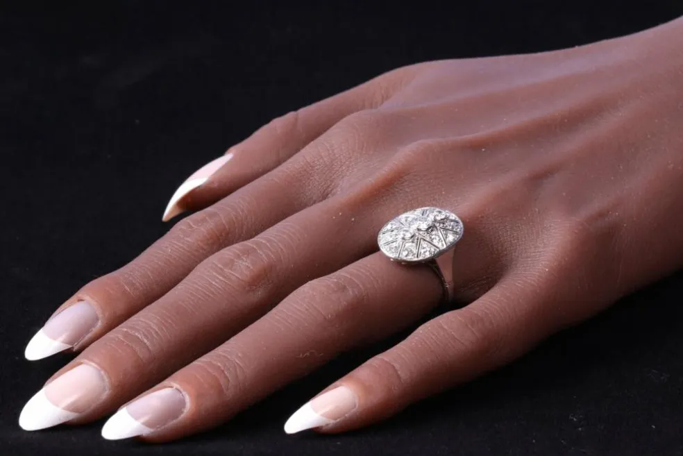 Romance éternelle : bague Art Déco en platine et diamants des années 1950