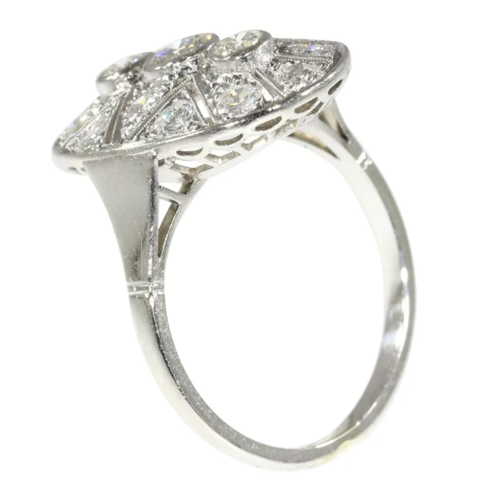 Romance éternelle : bague Art Déco en platine et diamants des années 1950