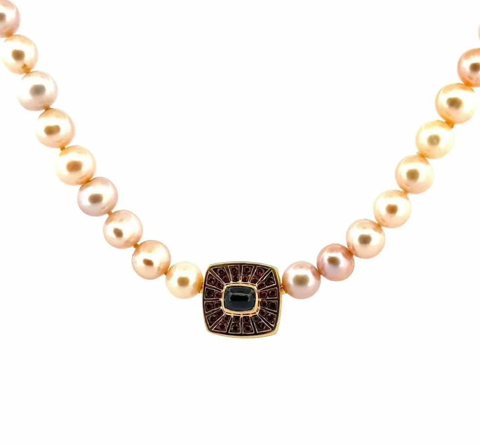 Sautoir en perles motif or, saphir et grenats