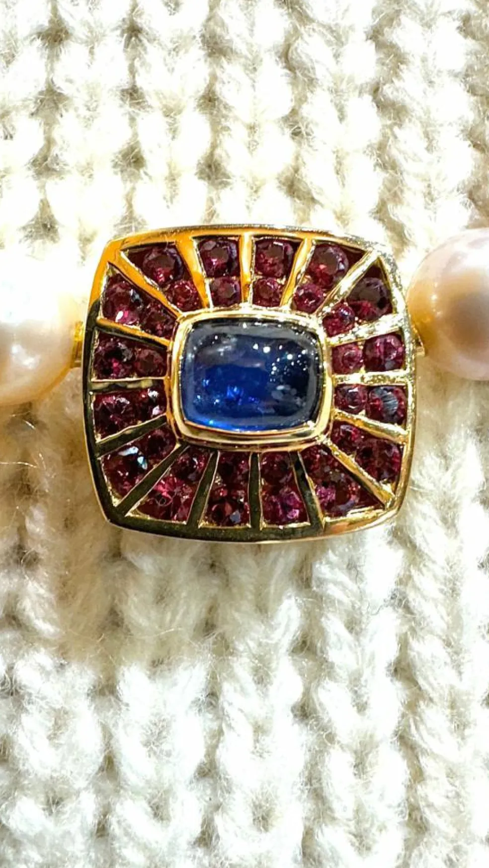 Sautoir en perles motif or, saphir et grenats